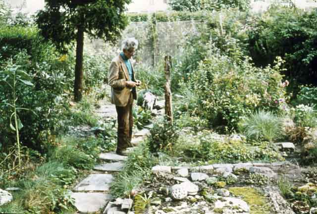 Bertus in zijn tuin aan de Lagenoord